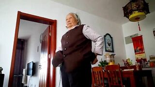 Cháu ngoại địt bà, con rể quay bị bà mắng