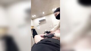 Đi wax lông cu, Bị nhân viên nghịch cu Xuất tinh luôn