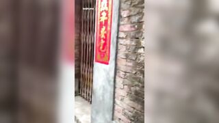 Em teen nứng lồn, khỏa thân đi dạo khắp làng để khoe body