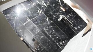Lén đặt cam quay lén trg nhà tắm ngày nào cũng xem cảnh e dâu mông to đi tắm rửa lồn1