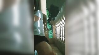 Mang em yêu ra ban công doggy cho thoáng