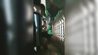 Mang em yêu ra ban công doggy cho thoáng