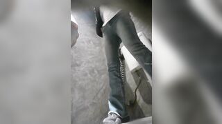 Chị họ đi đái thằng em họ cũng vào theo,còn đứng xem chỉ lau lồn thế nào khi đái xong