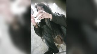Chị họ đi đái thằng em họ cũng vào theo,còn đứng xem chỉ lau lồn thế nào khi đái xong