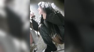 Chị họ đi đái thằng em họ cũng vào theo,còn đứng xem chỉ lau lồn thế nào khi đái xong