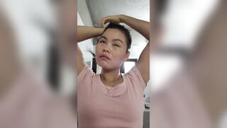 Chị vừa rửa mặt, vừa đái nè, thích không