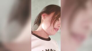 U45 khoe quần lót trong nhà tắm