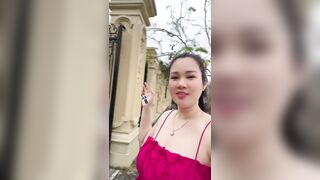 Nhìn Chị thôi, đừng nhìn Dú chị nhé