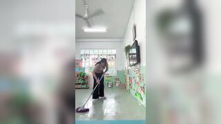 Cô giáo khoe Vú, Khoe mông trá hình