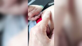 Đang lái Taxi thi được bà cô U55 khoe cặp vú siêu bụ