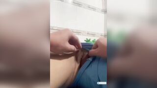 Sáng sớm em họ 16 tuổi ngủ mê không mặc sì líp, vào nghịch lồn xoa hạt le nó tí.