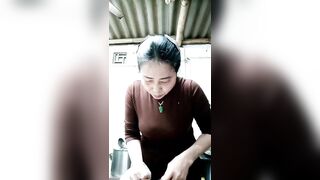 Chị Lan U50 hồi xuân, tim bạn zai không phân biệt tuổi tác