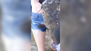 Gái xinh, vú to, bắt đc con cá siêu khủng