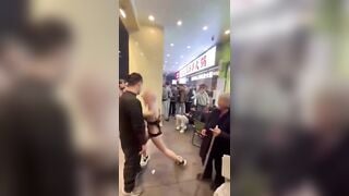 Người phụ nữ thực hiện hành vi quan hệ tình dục bằng miệng trên đường phố