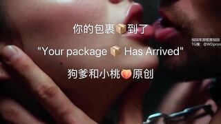 Cô gái trong bộ váy cưới và tất đen bị tấn công dữ dội và co giật.