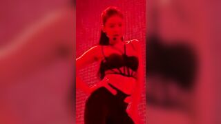 Jenny diện lọt khe lên sân khấu gây sốc