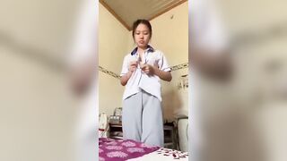 Học sinh 16 tuổi vừa đi học về vào việc ngay, móc lồn cho mọi người xem.