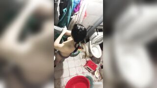 Trèo bếp quay lén nhỏ em dâu vú múp cực xinh đi tắm