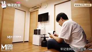 Vô tình phát hiện e hàng xóm là idol live vú bự mình hay xem nên sang đè e ra híp