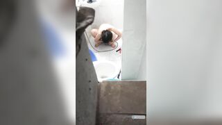 Quay lén em sinh viên phòng bên mới đi học về đi tắm p2