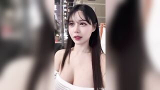 khéo mồm , gạ ngay được e chân dài , đang đứng đợi bạn dưới đường