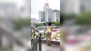 Dâm nữ mông to tròn trắng múp thích show hàng public nơi đông người p1