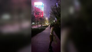 Dâm nữ mông to tròn trắng múp thích show hàng public nơi đông người p3