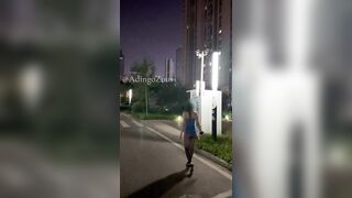 Dâm nữ mông to tròn trắng múp thích show hàng public nơi đông người p5