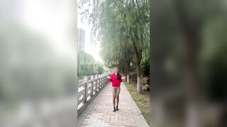 Dâm nữ mông to tròn trắng múp thích show hàng public nơi đông người p7