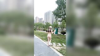Dâm nữ mông to tròn trắng múp thích show hàng public nơi đông người p9