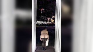 Dâm nữ mông to tròn trắng múp thích show hàng public nơi đông người p10