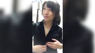 Gái dâm cởi áo khoe vú cho trai xem