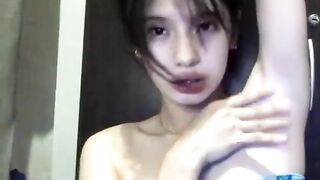 Gái dâm liếm lách dâm đãng kích thích