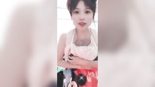 Em Tiktoker Trung Quốc lộ hàng khi đang livestream bán hàng