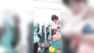 Em Tiktoker Trung Quốc lộ hàng khi đang livestream bán hàng