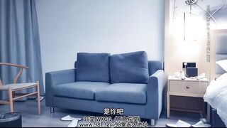 Một cô gái trẻ mặc váy dài, chân dài