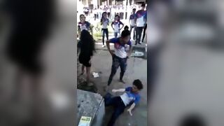 Học sinh lớp 10 ghen tuông chuyện tình cảm, đánh bạn tới tụt quần lòi sì líp lọt khe.
