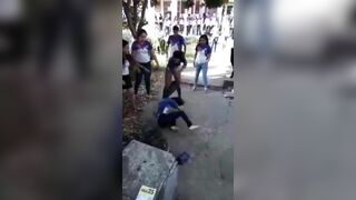 Học sinh lớp 10 ghen tuông chuyện tình cảm, đánh bạn tới tụt quần lòi sì líp lọt khe.
