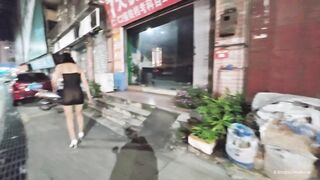 Em mặc đồ xuyên thấu đi dạo phố