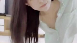 Con em gái làm phiền khi đang chơi game, đè nó ra "dạy dỗ"