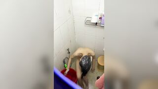 Quay lén em gái 2006 tắm gội trong nhà trọ