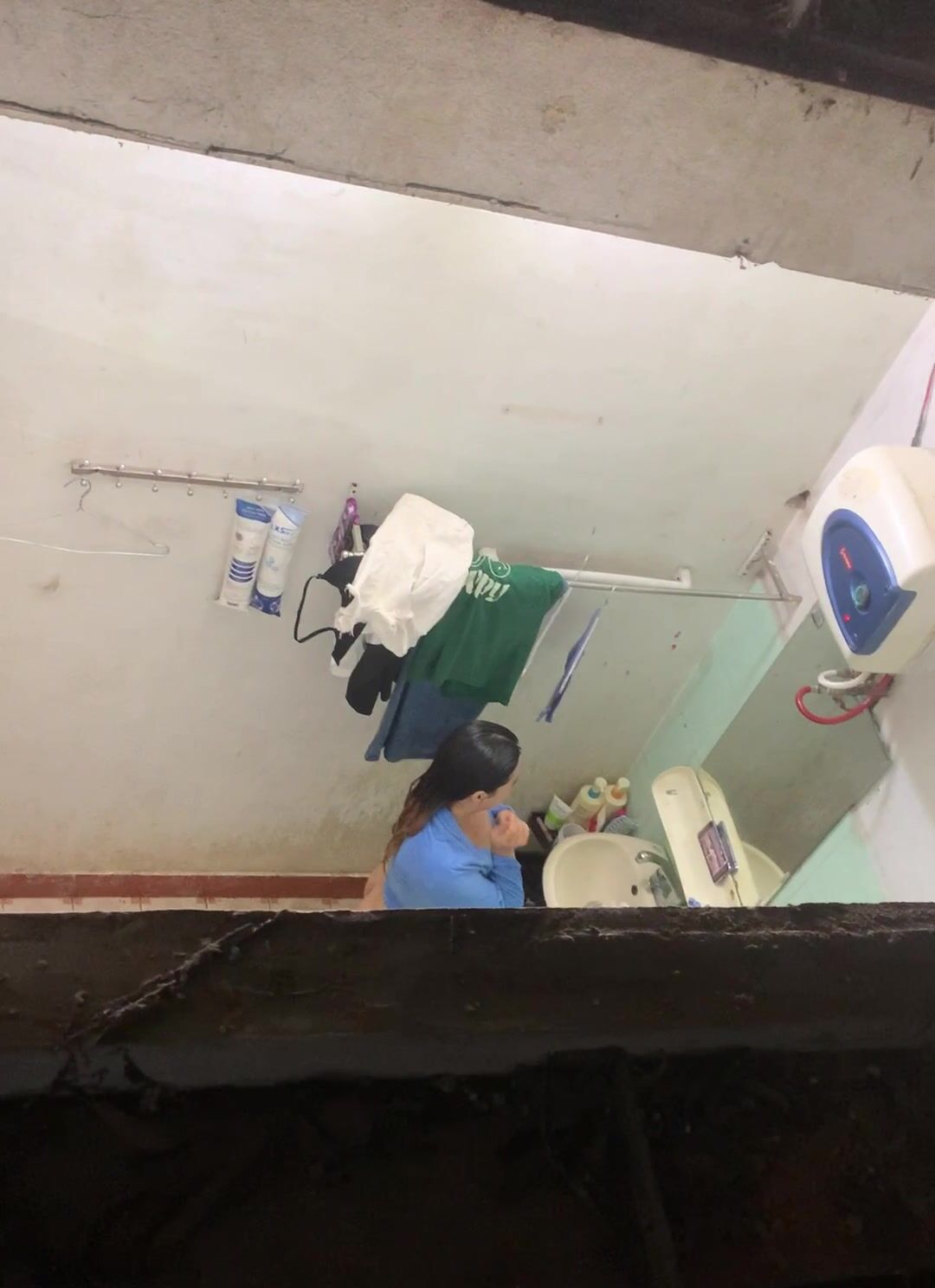 anh ngồi trên nóc nhà nhìn e tắm