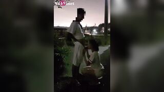 Bố mẹ ngủ trong nhà,thằng anh lôi con em ra ngoài thịt