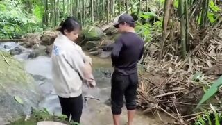 Pu đi rừng nhặt măng thì bị một cây măng chọc giữa háng