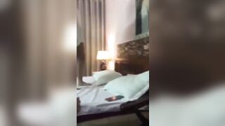 Hai vợ chồng vô nhà nghĩ đổi gió