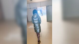 gái xinh khỏa thân đi dạo trong TTTM public