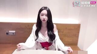 Cực phẩm, Gái Xinh Loli mình dây vào quán ăn, Cho người lạ bóp vú đjt nhau Sướng rên