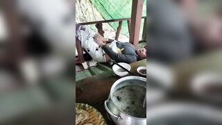 Nhậu say lỡ mồm hỏi bác 2 đàn bà dâm không, bác liền tụt quần khoe lồn lông đen xì.