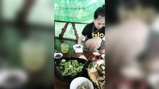 Nhậu say lỡ mồm hỏi bác 2 đàn bà dâm không, bác liền tụt quần khoe lồn lông đen xì.