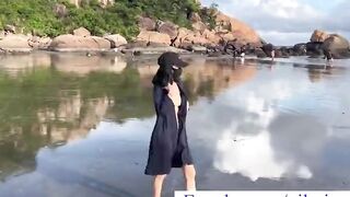 Em teen có sở thích khỏa thân, đi dạo ở bãi biển đầy người #2